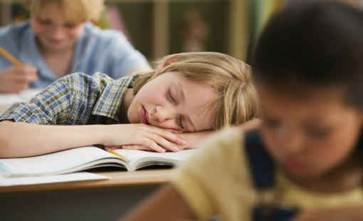 طفلي ينام في الصف